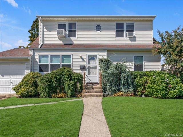  4 BR,  2.00 BTH &nbsp;Exp cape style home in Hicksville