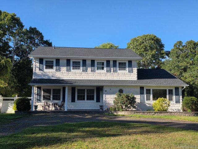  5 BR,  3.00 BTH &nbsp;Colonial style home in Holbrook