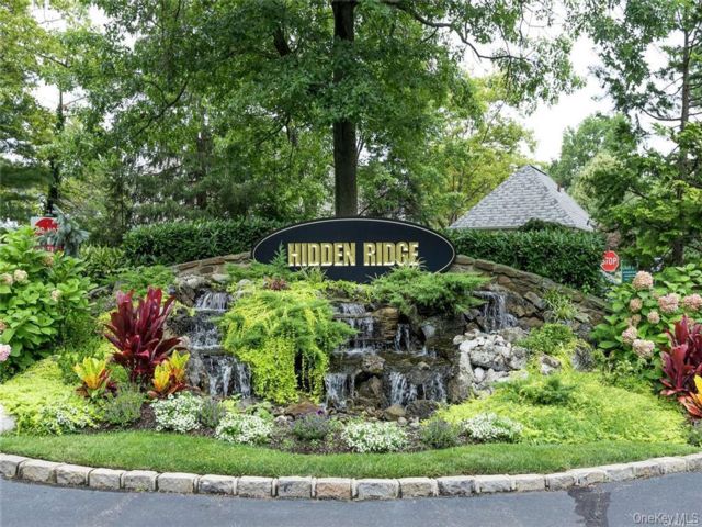  3 BR,  3.00 BTH &nbsp;Colonial style home in Syosset