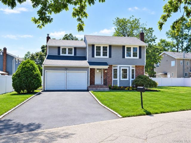  4 BR,  3.00 BTH &nbsp;Colonial style home in Deer Park