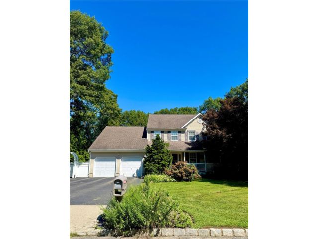  4 BR,  3.00 BTH &nbsp;Traditional style home in Port Jefferson Station