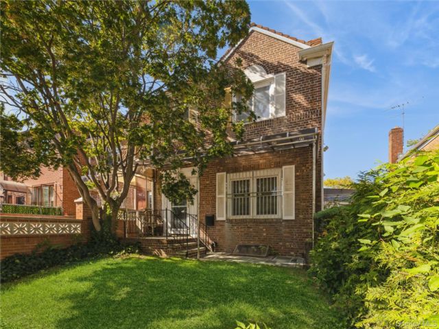  4 BR,  2.00 BTH &nbsp;Colonial style home in Forest Hills