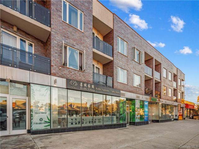  1 BR,  1.00 BTH &nbsp;Mid rise style home in Flushing