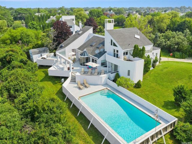  5 BR,  6.00 BTH &nbsp;Contemporary style home in Westhampton Beach
