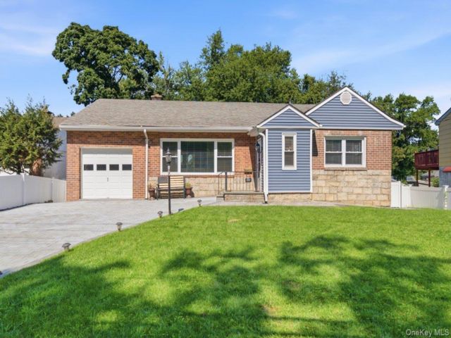  3 BR,  3.00 BTH &nbsp;Ranch style home in Yonkers