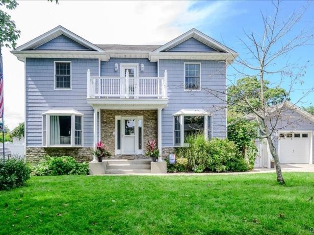  5 BR,  3.00 BTH &nbsp;Colonial style home in Islip