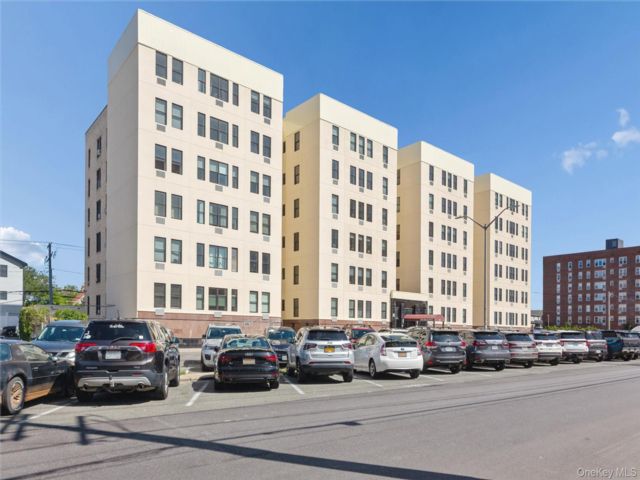  2 BR,  1.00 BTH &nbsp;High rise style home in Long Beach