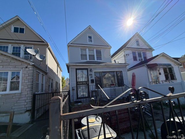  4 BR,  2.00 BTH &nbsp;Colonial style home in South Ozone Park