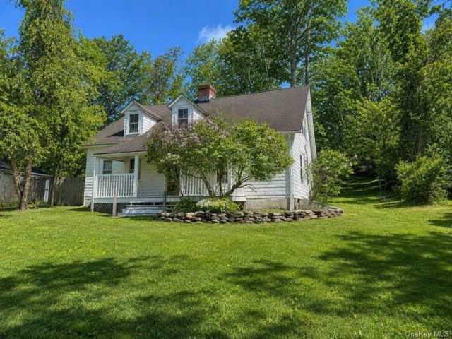  3 BR,  0.00 BTH &nbsp;Cape cod style home in Smithtown