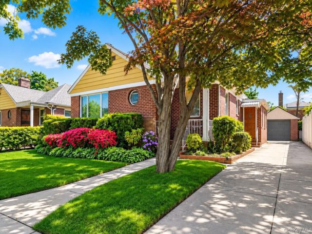  3 BR,  3.00 BTH &nbsp;Ranch style home in Hollis Hills