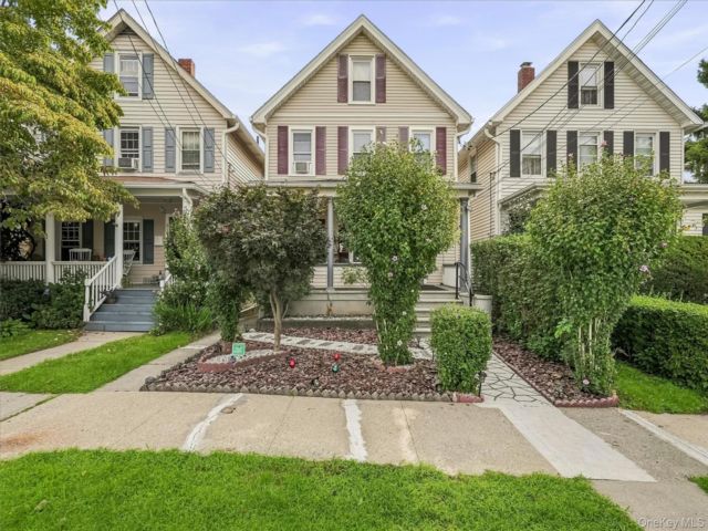  3 BR,  2.00 BTH &nbsp;Colonial style home in Peekskill