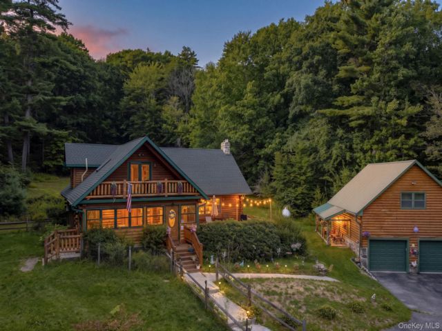  3 BR,  2.00 BTH &nbsp;Log style home in Napanoch