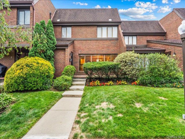  2 BR,  3.00 BTH &nbsp;Condo style home in Roslyn