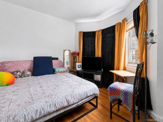  4 BR,  3.00 BTH &nbsp;Colonial style home in Woodhaven