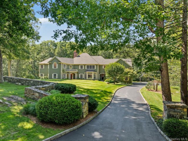  4 BR,  6.00 BTH &nbsp;Colonial style home in South Salem