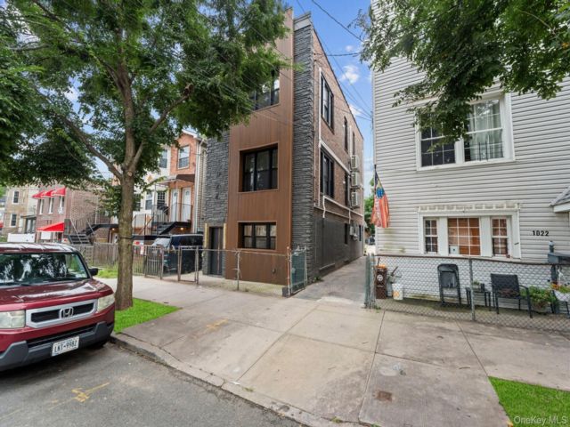  8 BR,  3.00 BTH &nbsp;House style home in Wakefield
