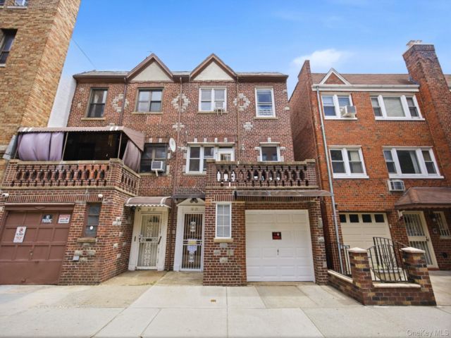  5 BR,  3.00 BTH &nbsp;House style home in Astoria