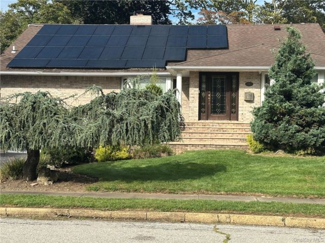  4 BR,  3.00 BTH &nbsp;Split level style home in Jericho