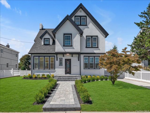  3 BR,  4.00 BTH &nbsp;Tudor style home in Lynbrook