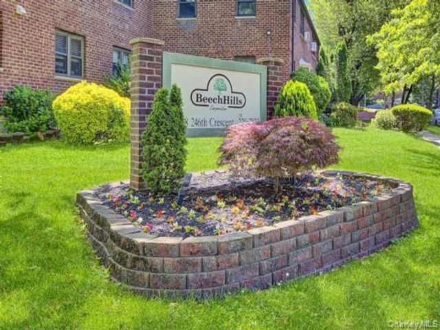  2 BR,  1.00 BTH &nbsp;Garden style home in Douglaston