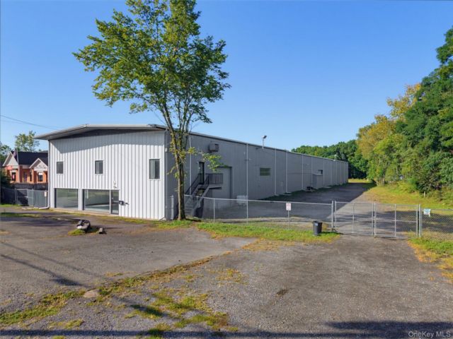 Studio,  0.00 BTH &nbsp;Commercial style home in New Windsor