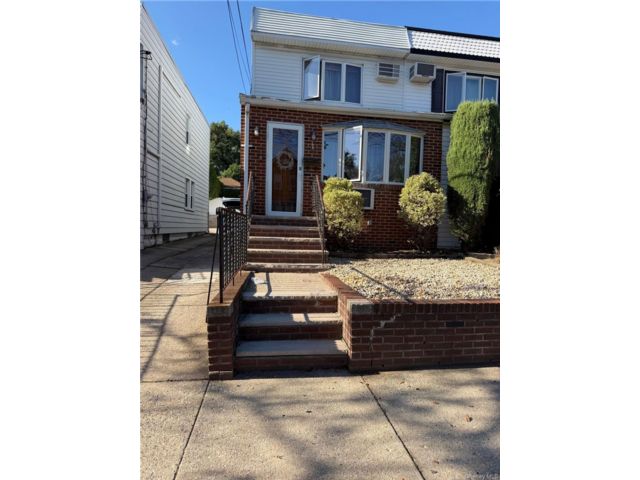 3 BR,  3.00 BTH &nbsp;Colonial style home in Bayside