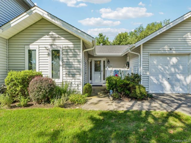  2 BR,  2.00 BTH &nbsp;Garden style home in Saint James