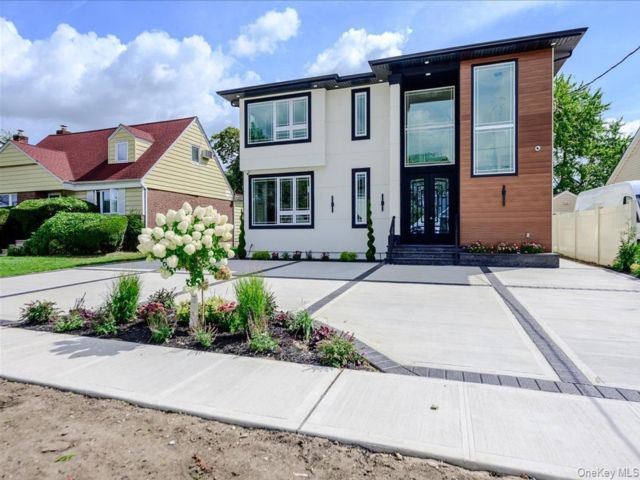  5 BR,  6.00 BTH &nbsp;Modern style home in Valley Stream
