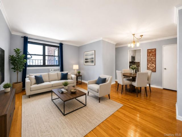  1 BR,  1.00 BTH &nbsp;Mid rise style home in Howard Beach