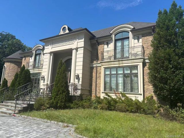  6 BR,  7.00 BTH &nbsp;Colonial style home in Great Neck