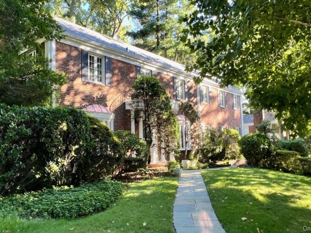  7 BR,  5.00 BTH &nbsp;Colonial style home in Great Neck