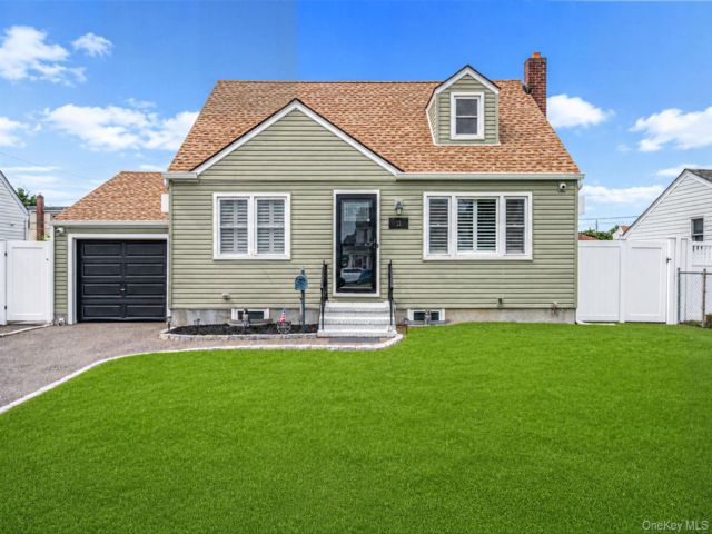  4 BR,  2.00 BTH &nbsp;Cape cod style home in Lindenhurst