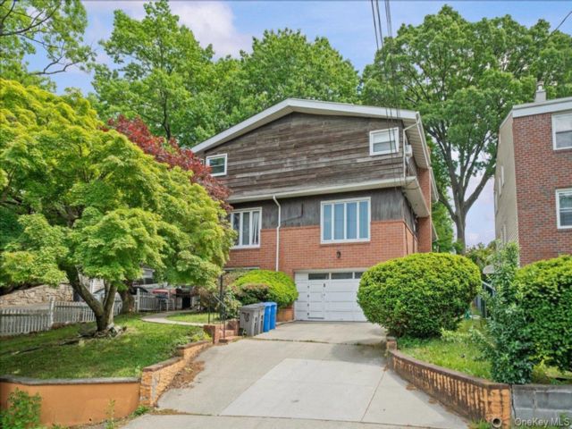  6 BR,  4.00 BTH &nbsp;Colonial style home in Yonkers