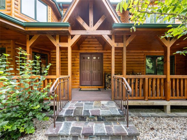  5 BR,  6.00 BTH &nbsp;Log style home in Hyde Park