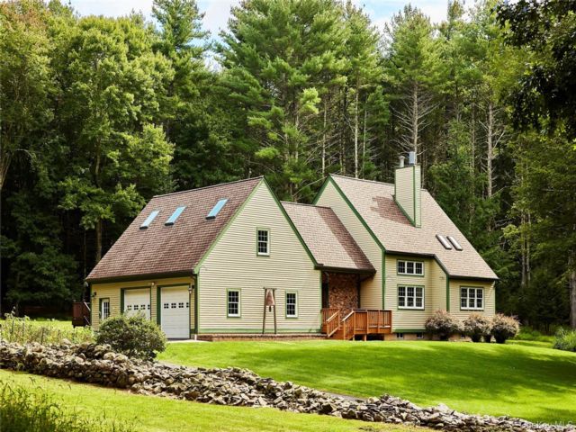  2 BR,  4.00 BTH &nbsp;Colonial style home in Sparrowbush