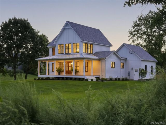  3 BR,  3.00 BTH &nbsp;Farmhouse style home in Highland