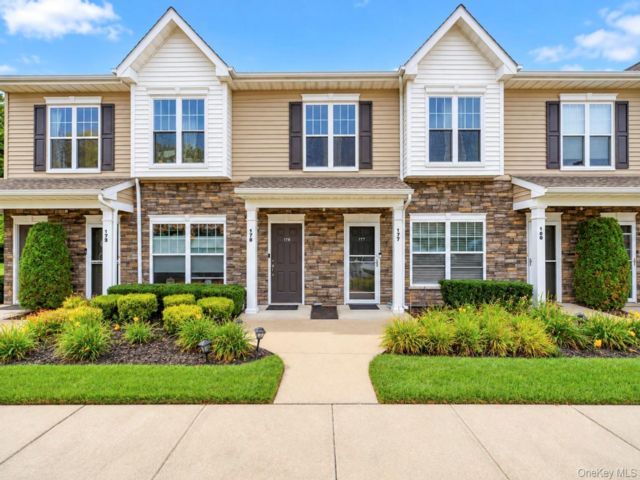  2 BR,  2.00 BTH &nbsp;Other style home in Central Islip