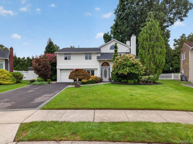  4 BR,  3.00 BTH &nbsp;Split level style home in Plainview