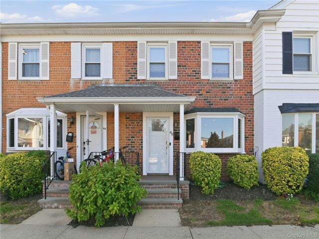  3 BR,  2.00 BTH &nbsp;Condo style home in East Meadow