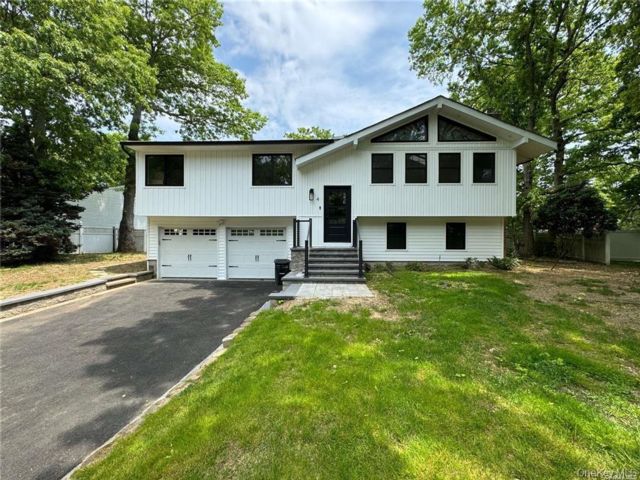  2 BR,  1.00 BTH &nbsp;Hi ranch style home in Nesconset