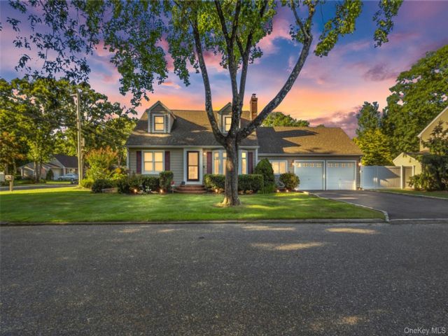  3 BR,  2.00 BTH &nbsp;Cape cod style home in Miller Place