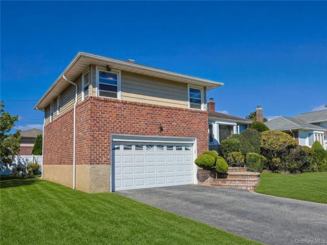 3 BR,  3.00 BTH &nbsp;Split level style home in Plainview