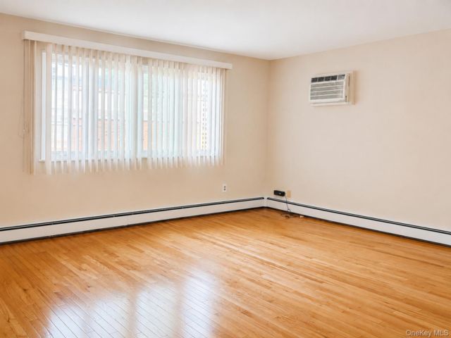  3 BR,  2.00 BTH &nbsp;Colonial style home in Yonkers