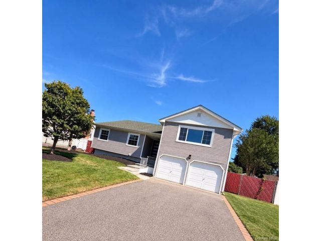  4 BR,  3.00 BTH &nbsp;Split ranch style home in Kings Park
