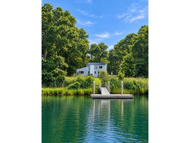 4 BR,  3.00 BTH &nbsp;Contemporary style home in Shelter Island
