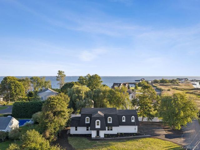  4 BR,  3.00 BTH &nbsp;Colonial style home in Bayport