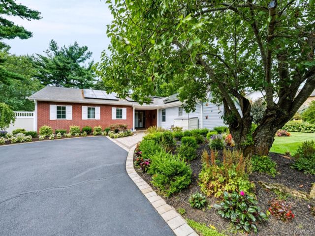  4 BR,  3.00 BTH &nbsp;Ranch style home in East Northport