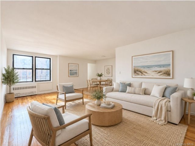  1 BR,  1.00 BTH &nbsp;Mid rise style home in Far Rockaway