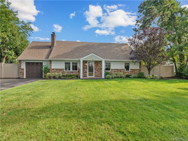  4 BR,  2.00 BTH &nbsp;Exp cape style home in Brightwaters