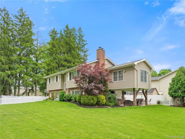  4 BR,  3.00 BTH &nbsp;Hi ranch style home in Congers